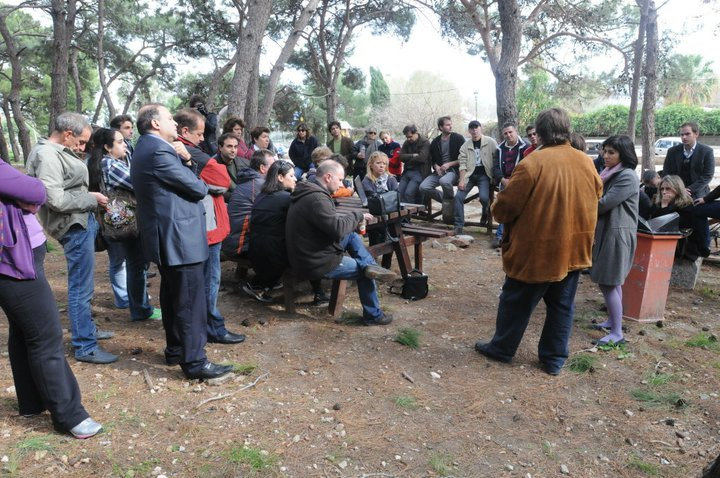 Φωτό από την πρώτη συνάντηση